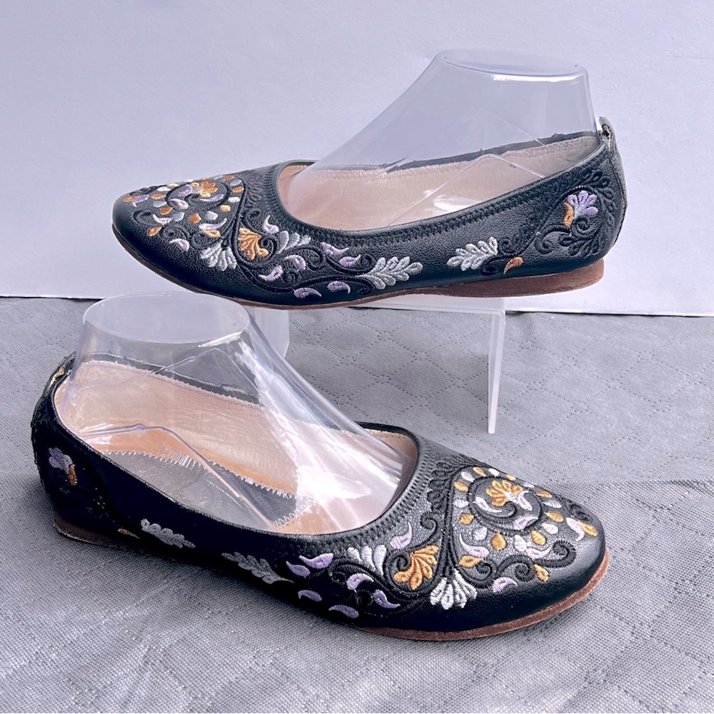 La Gazelle El Armani Handcrafted Ladies Flats w/ Embroidered Design Leather